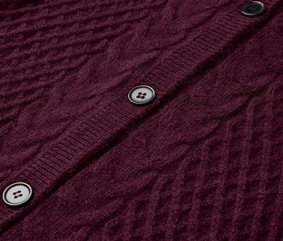 Bordó kötött kardigán részlete, gombokkal.