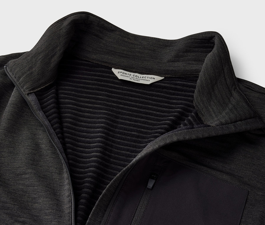 Egy antracit színű férfi hosszú ujjú funkcionális felső közeli képe.