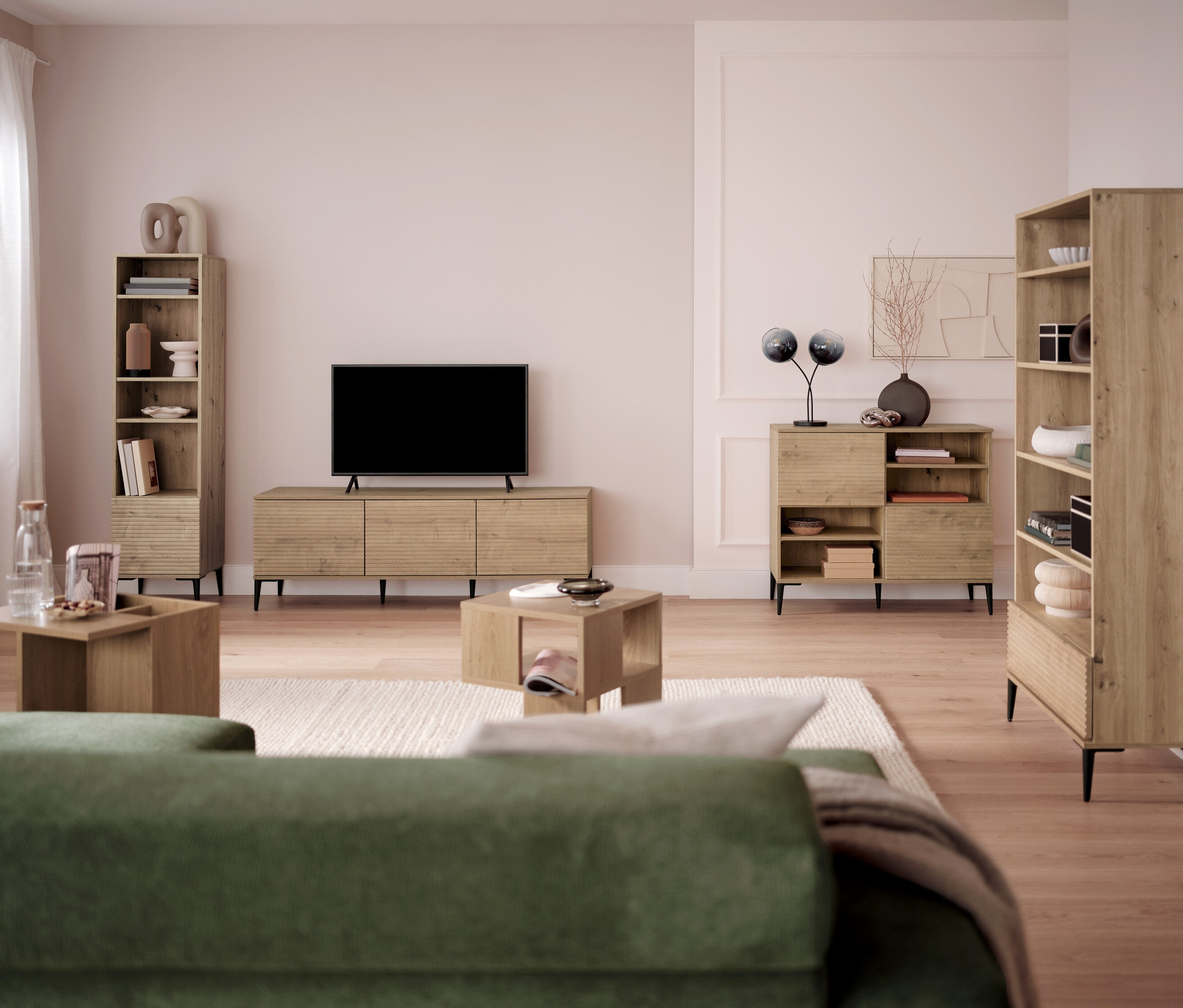 Nappali TV-vel, könyvespolcokkal és dohányzóasztalokkal.