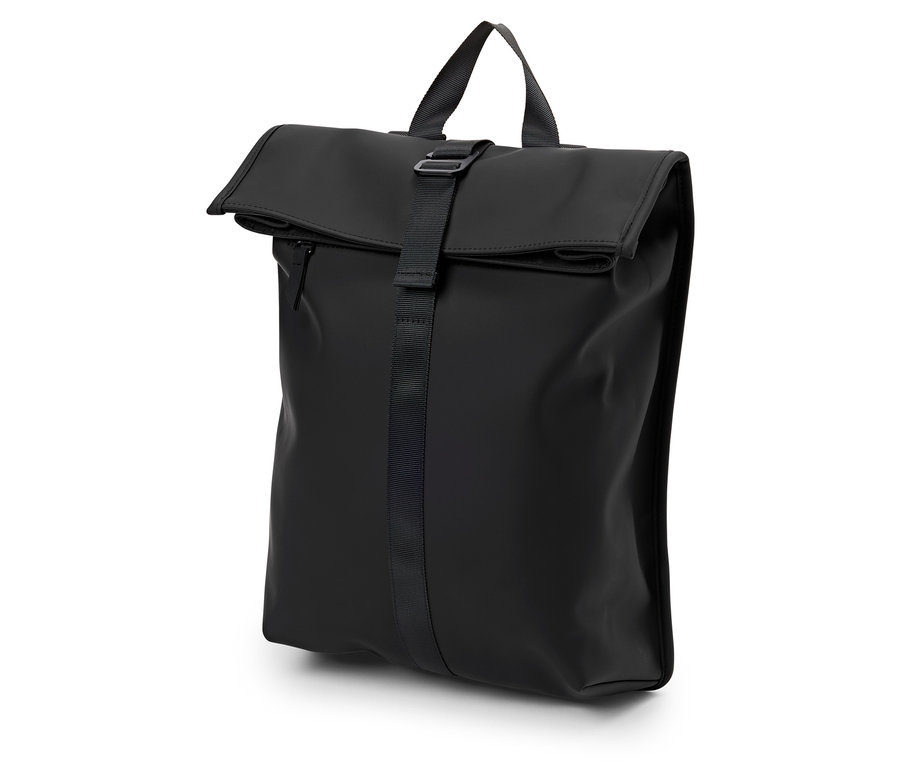 Fekete hátizsák feltekerhető zárással és csatos pánttal.