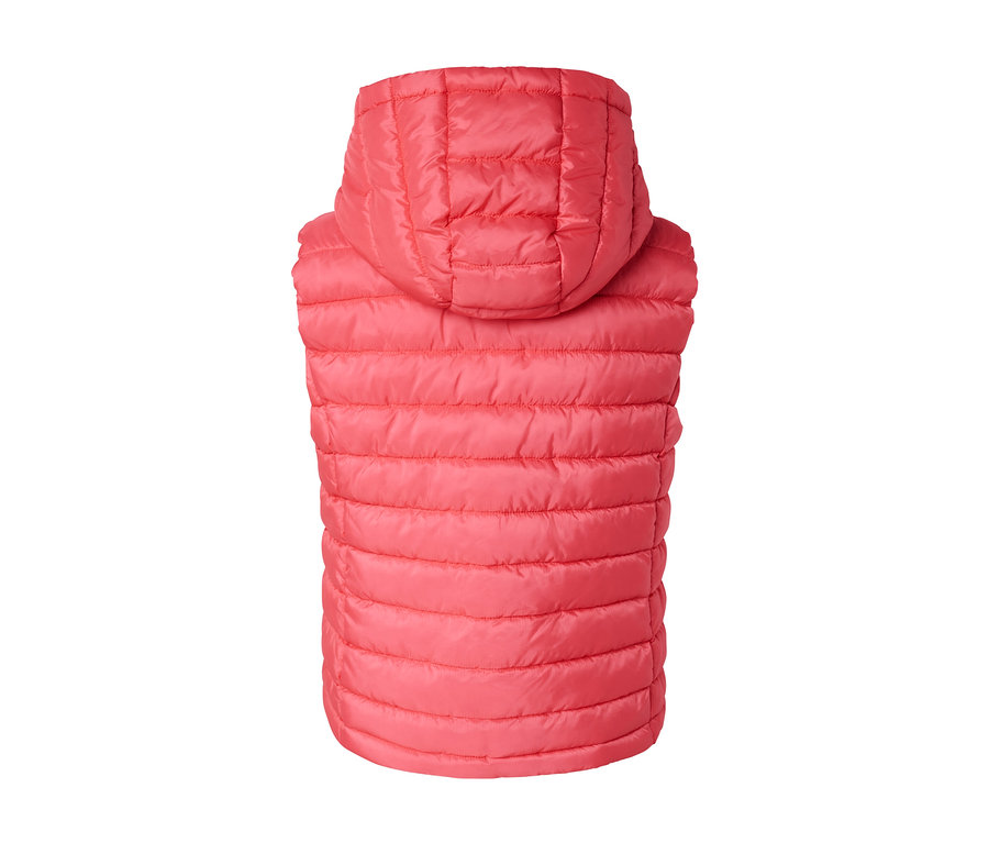 Egy kapucnis steppelt mellény hátsó részletének képe.