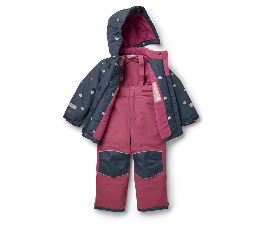 Téli szett kapucnis kabáttal és kantáros nadrággal, tengerészkék és rózsaszín színben, szívecske mintával.