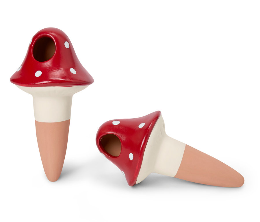 Két gomba alakú öntözőgömb, az egyik áll, a másik fekszik.