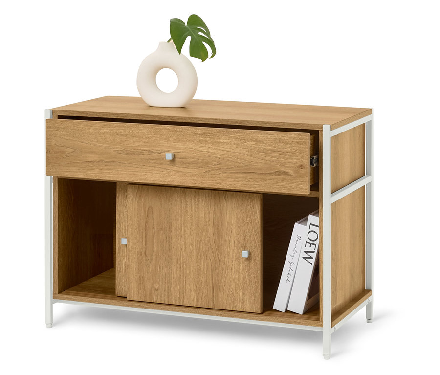 Egy világos fa tálalószekrény fehér fémvázzal, nyitott fiókkal, tolóajtóval és könyvekkel.