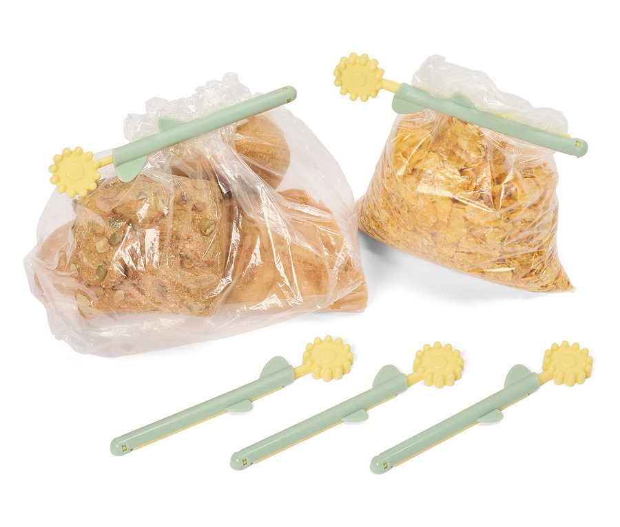 A kenyér és a kukoricapehely világoszöld és sárga frissentartó rudakkal van lezárva.