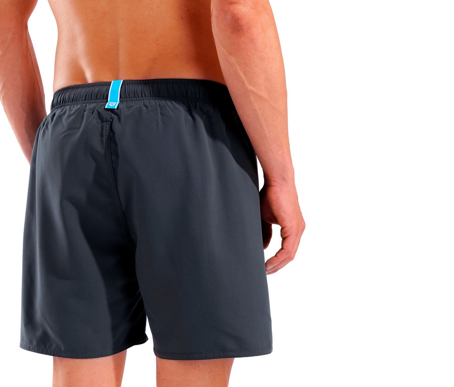 Hátulnézet egy szürke fürdőnadrágot viselő férfiról.