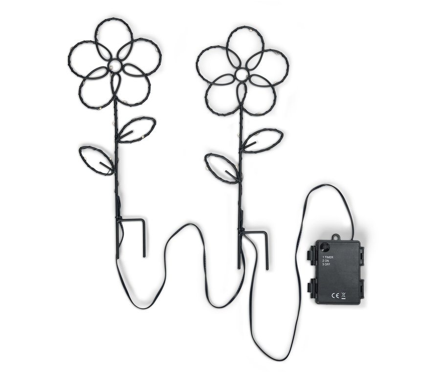 Két fekete virágos kerti lámpa LED-es lámpákkal és elemtartó dobozzal fehér háttér előtt.