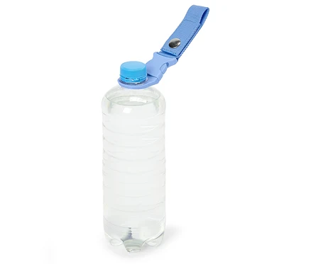 Egy töltött vizes palack kék kupakkal és kék hordozópánttal fehér háttéren.