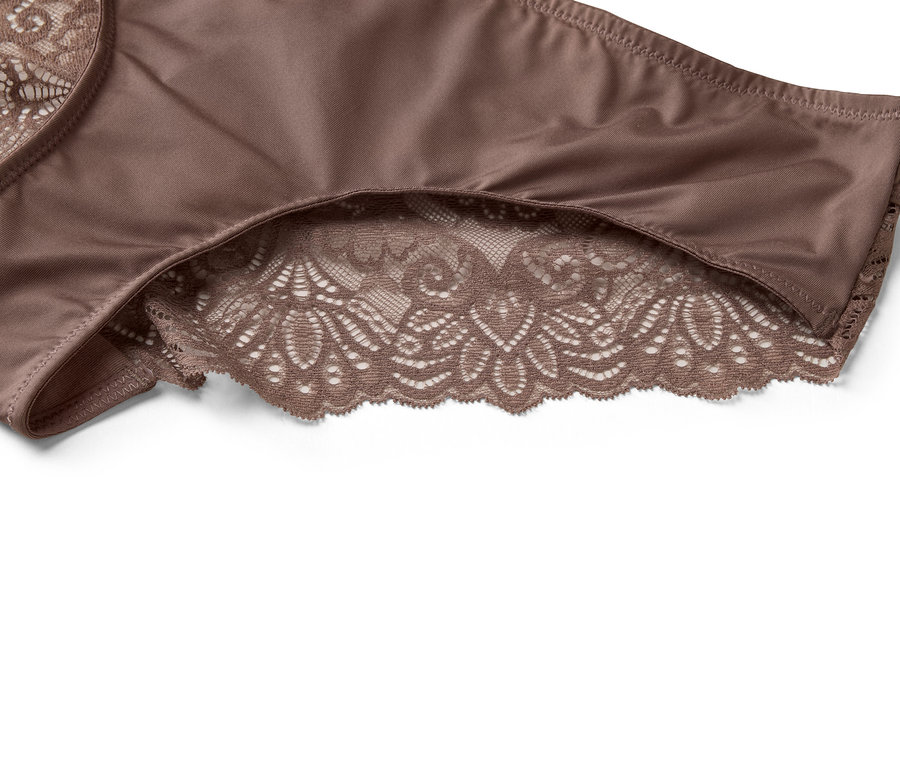 Közeli kép egy barna színű, csipkés szegélyű női alsóról.