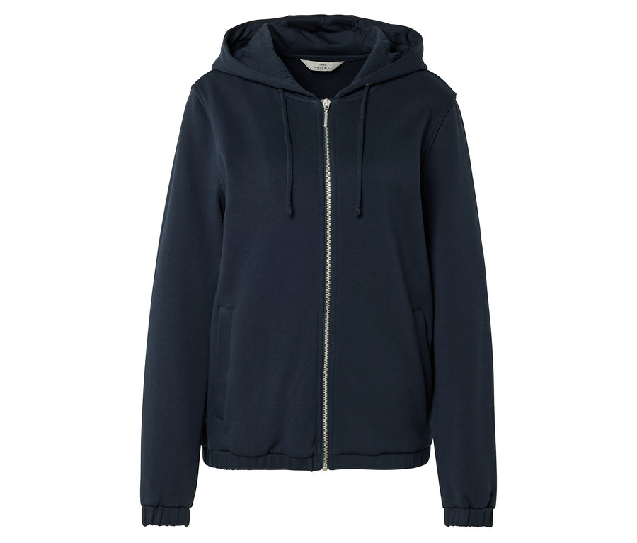 Egy sötétkék, cipzáros kapucnis pulóver látható fehér háttér előtt.