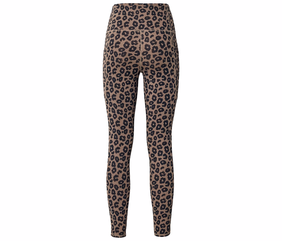 Hátulnézet egy magas derekú, leopárdmintás leggingsről.