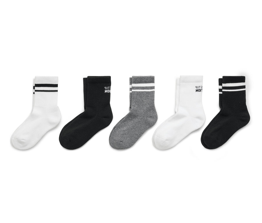 Öt pár zokni fehér, fekete és szürke színekben sorakozik.