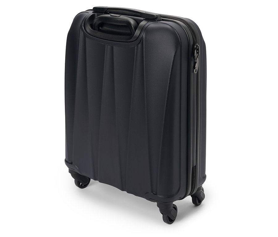 Egy sötétkék bőrönd közeli képe kerekekkel és teleszkópos fogantyúval.