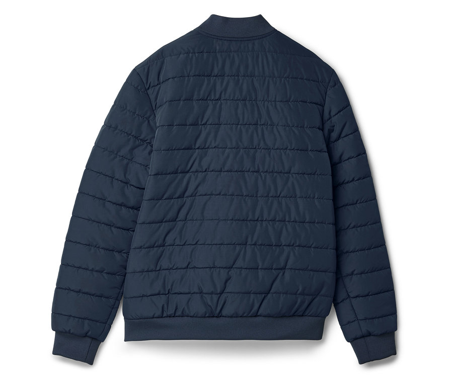 Hátulnézet egy tengerészkék, steppelt kabát bordázott mandzsettákkal és gallérral.