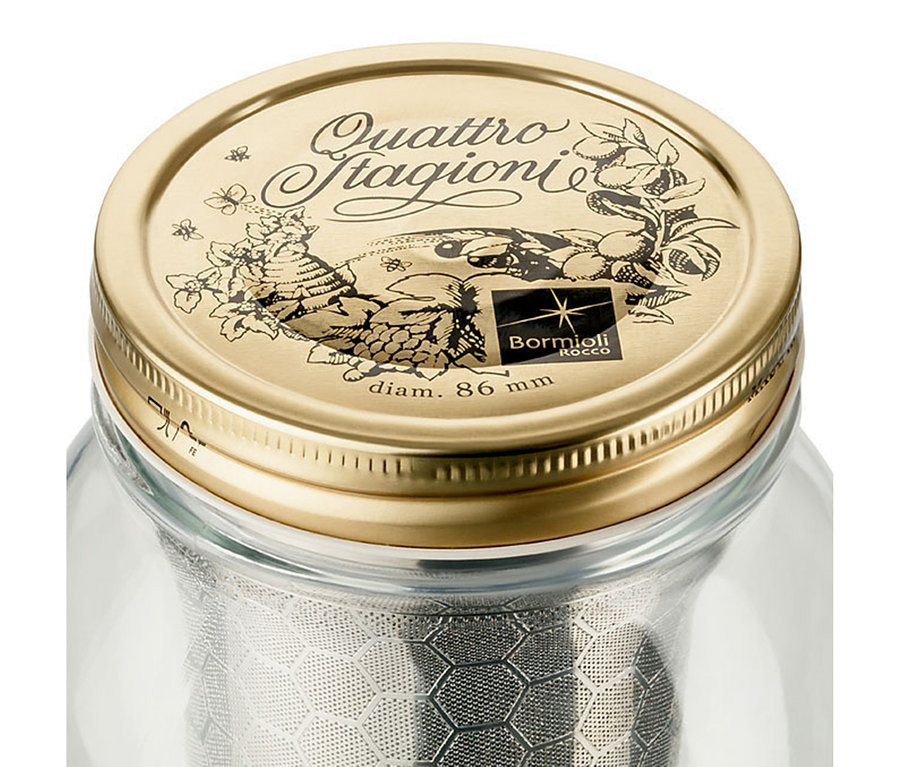 A »BrewJar« Cold Brew készítő üveg részlete fém fedővel.