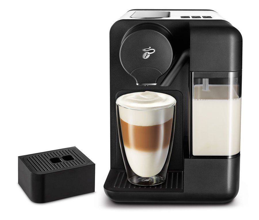 Fekete kávéfőző Cafissimo milk, fehér tejjel és egy pohár lattéval.