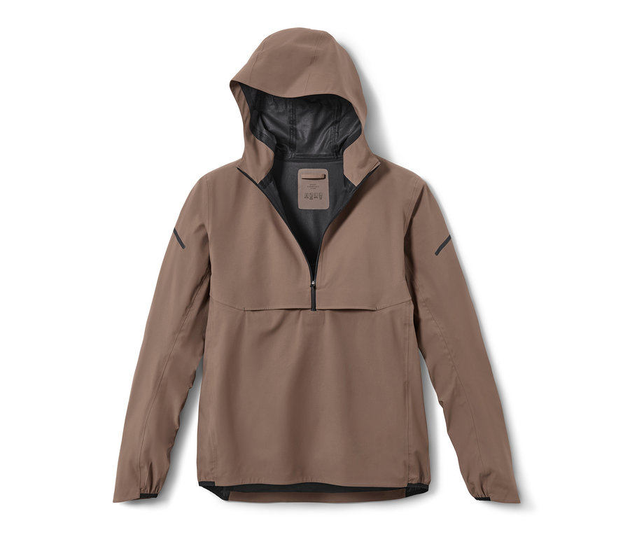 Barna férfi funkcionális esőkabát kapucnival és fekete részletekkel.