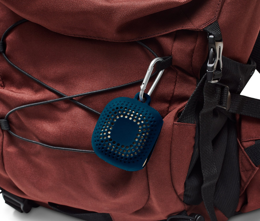 Barna hátizsák karabinerrel, melyen egy kék tok lóg, egy 40x40 cm-es mikroszálas törölköző számára.