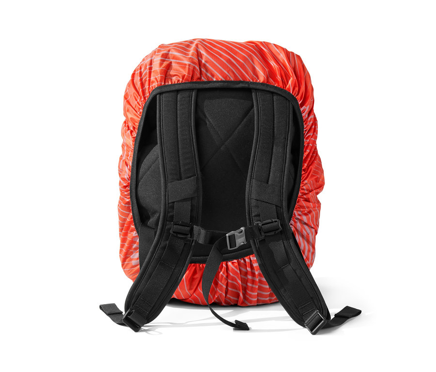 Fekete hátizsák narancssárga hátizsák védőhuzattal.