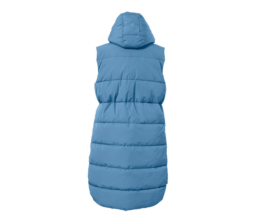 Hátulról látható, világoskék, hosszú, steppelt női mellény kapucnival.