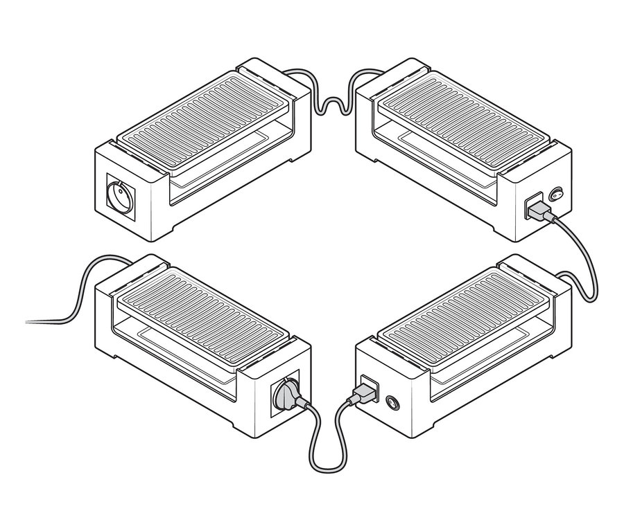 Négy darab kétszemélyes raclette grill négyzet alakban elrendezve, mindegyikhez tápkábel tartozik.