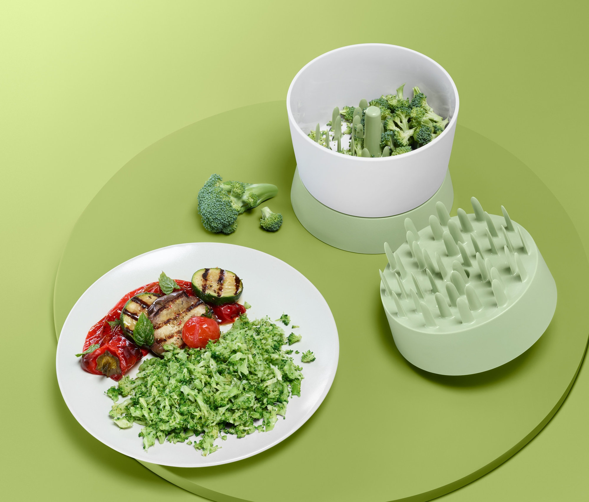 Tányér grillezett zöldséggel és zöldségrizzsel a zöldségrizs készítő mellett.