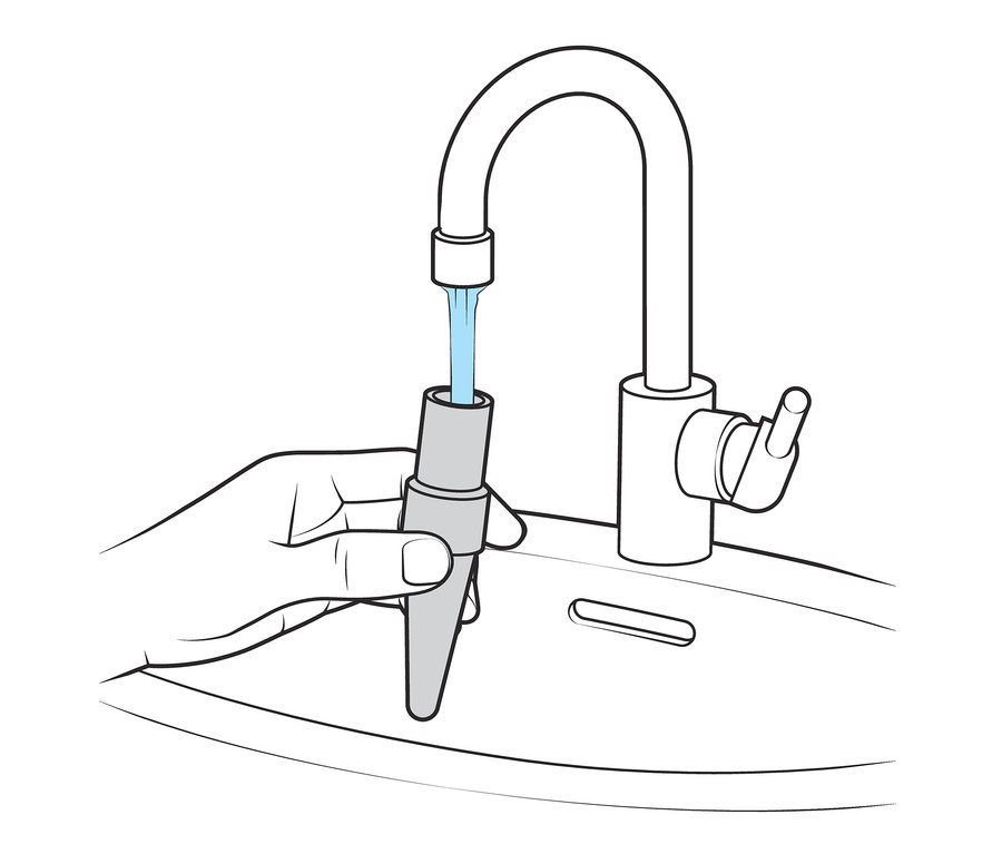 Egy kéz 3 automata öntözőt tart a folyó víz alatt.