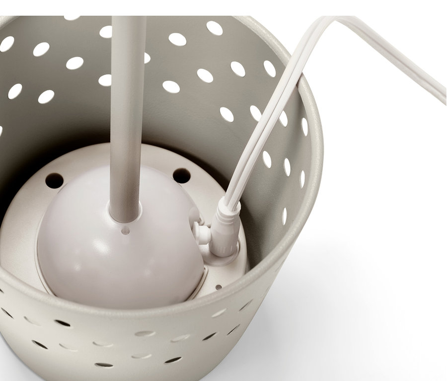 Egy fém LED-es, akkumulátoros állólámpa részlete perforált szürke burkolatban.