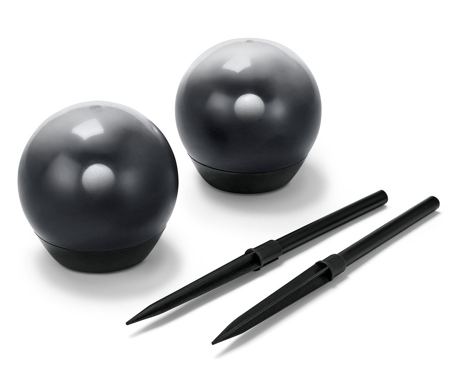 Két LED-es gömblámpa és két karó.