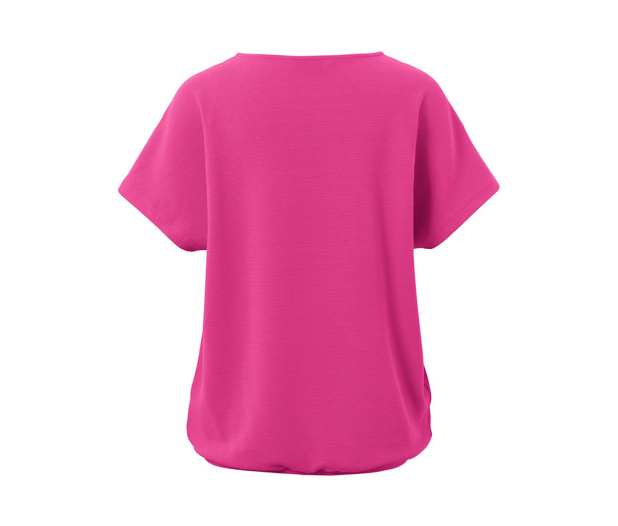 Egy rózsaszín női pólóblúz részlete.