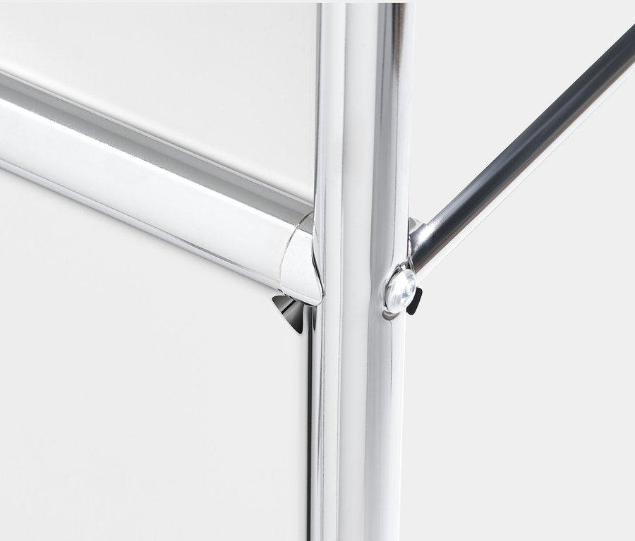 A »CN3« polcos komód lenyitható ajtóval krómozott fémvázának részlete.