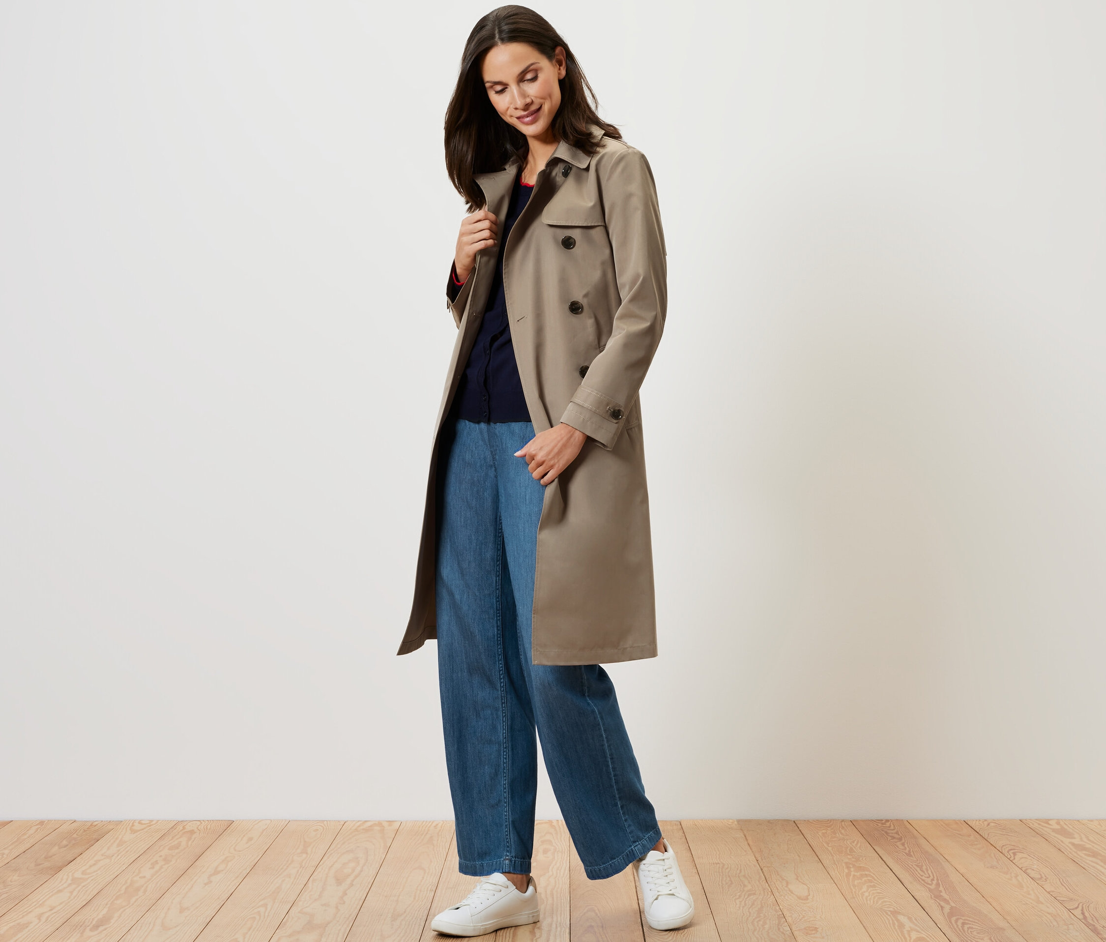 Nő visel egy bézs színű ballonkabátot.