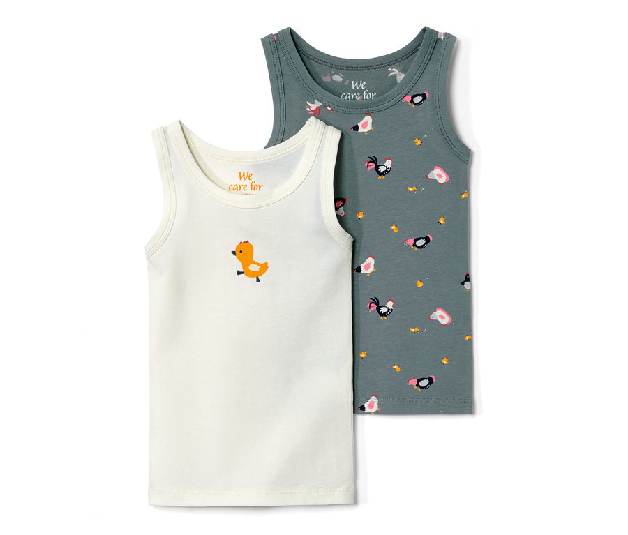 Két kisgyerek trikó farmmintával, egy fehér csibével és egy szürke tyúkokkal.