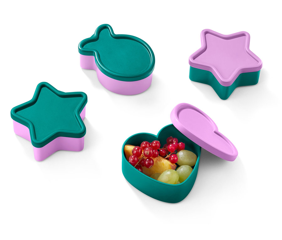 Négy színes uzsonnás doboz csillag, hal és szív alakban.