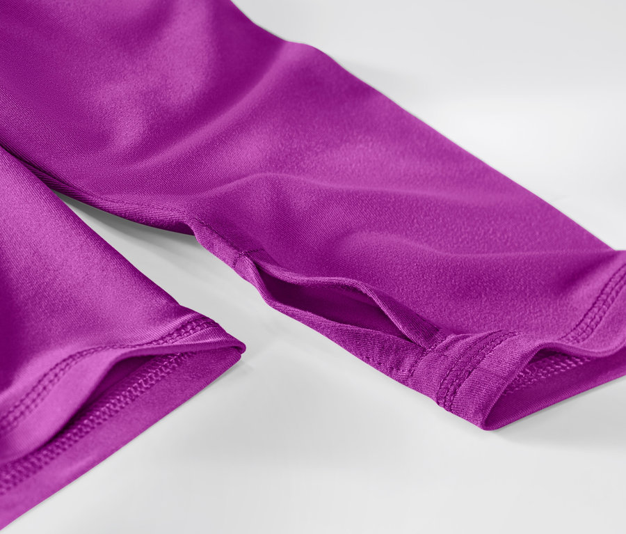 Egy lila, hosszú ujjú funkcionális felső részletfotója, melyen látható a hüvelykujjnak kialakított nyílás.