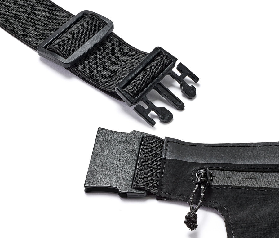 Közelkép egy fekete okostelefon tartó sportövről.