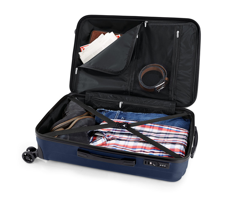 Nyitott keményfedeles bőrönd ruhákkal.