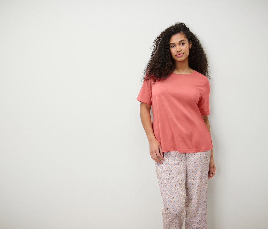 Nő visel egy 7/8-os pizsamát.