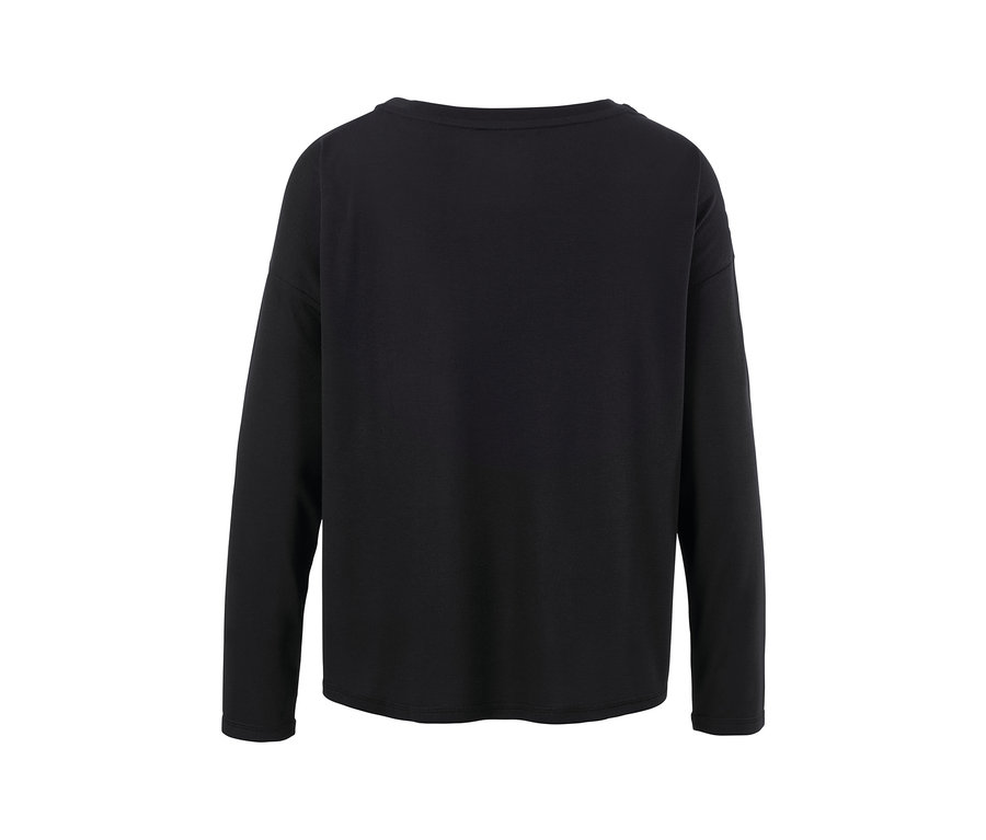 Egy fekete 2 az 1-ben sportfelső részlete.