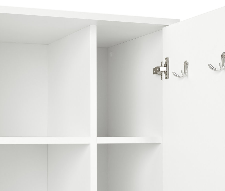 Belső nézet egy univerzális szekrényről polcokkal és akasztókkal.