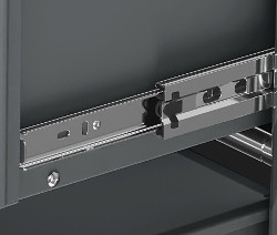 Egy szürke CN3 fémszekrény részlete fiókkal és fém sínekkel.