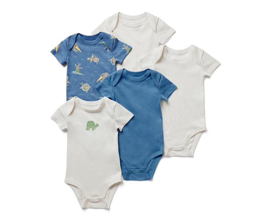 Öt rövid ujjú baba body: egy kék mintás, egy kék, egy fehér teknősbékával és kettő fehér.