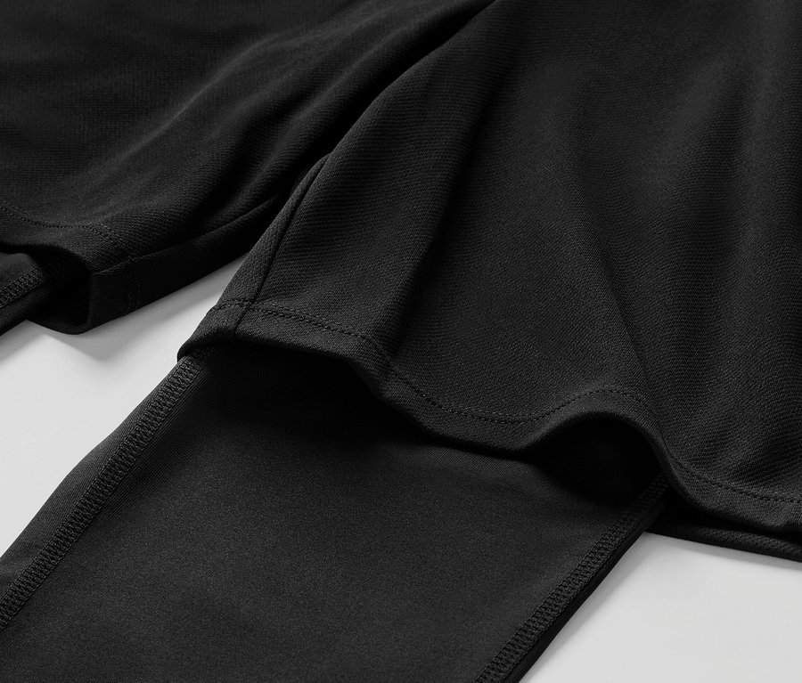 Képrészlet egy fekete, kétrétegű gyerek sportnadrágról.