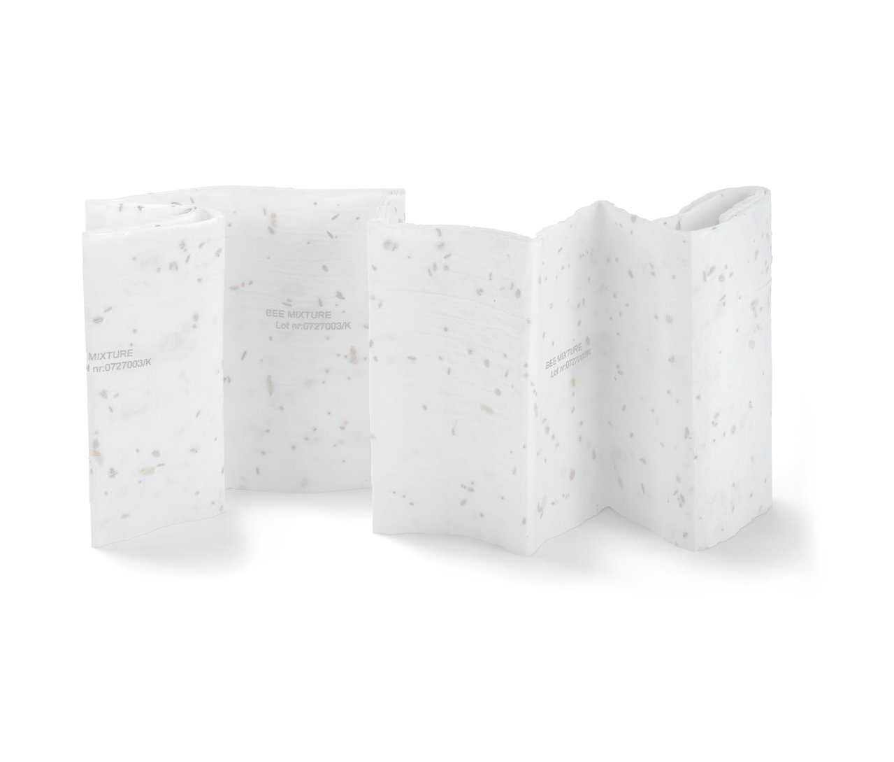 Két kiterített Vetőmagszőnyeg, méhlegelő fehér háttérrel.