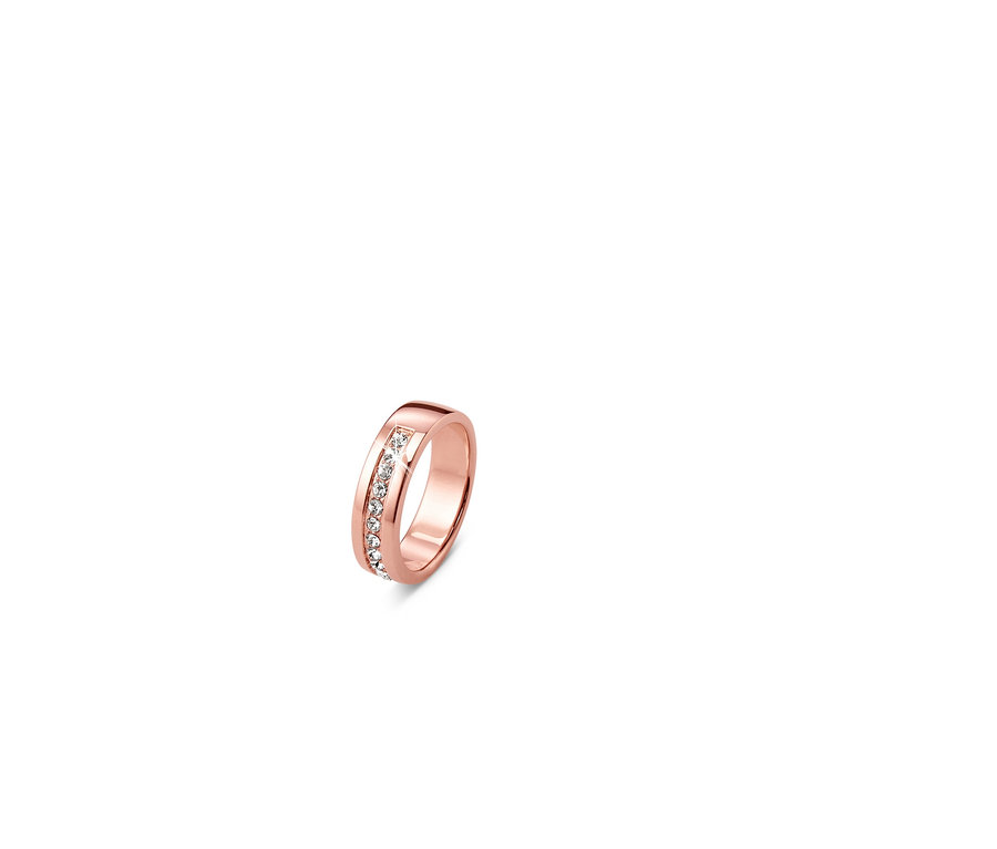 Közelkép egy Swarovski kristályokkal díszített, rozéaranyozott gyűrűről.