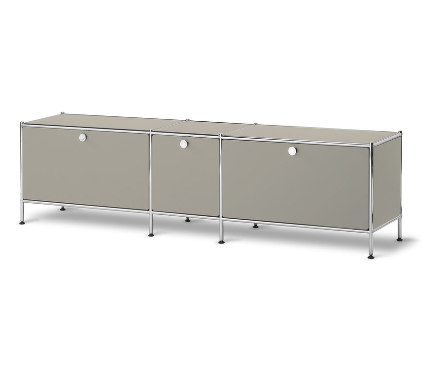 Szürke »CN3« alacsony komód, 3 ajtós.