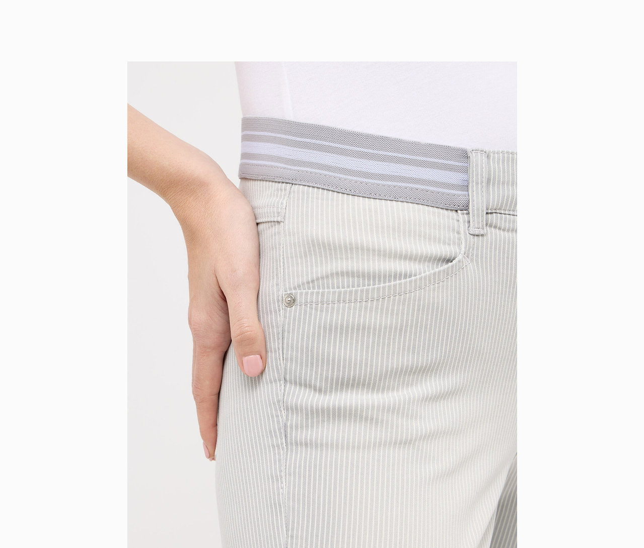 Egy nő közeli képe szürke Angels »Ornella Sporty« Slim Fit 7/8-as farmerban.