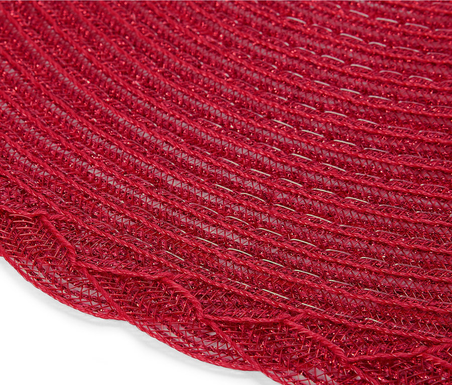 Egy piros, kör alakú, fonott hálós teríték részlete.