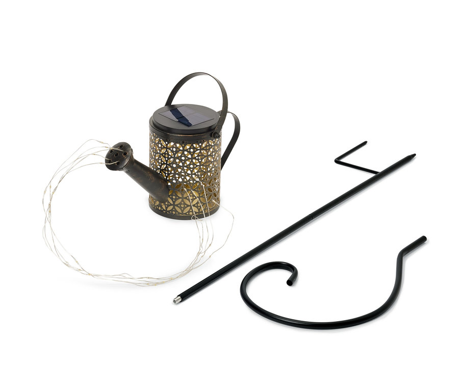 »Öntözőkanna« napelemes lámpa fénydróttal és fekete tartóval.