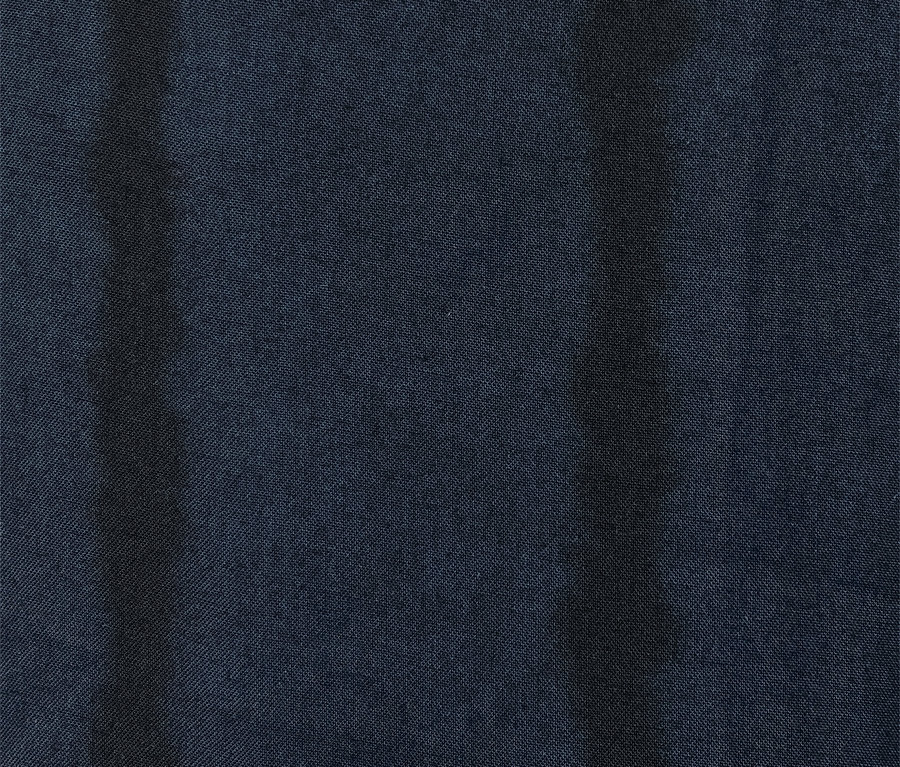 Egy sötétkék, batikolt női 3/4-es bőszárú nadrág részletgazdag felvétele.